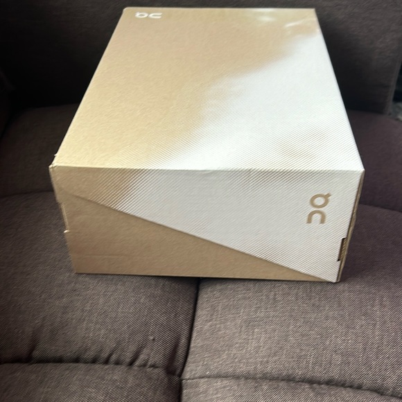 On clouds empty shoe box - Picture 1 of 5
